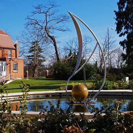 The Pinewood Hotel Слау Экстерьер фото