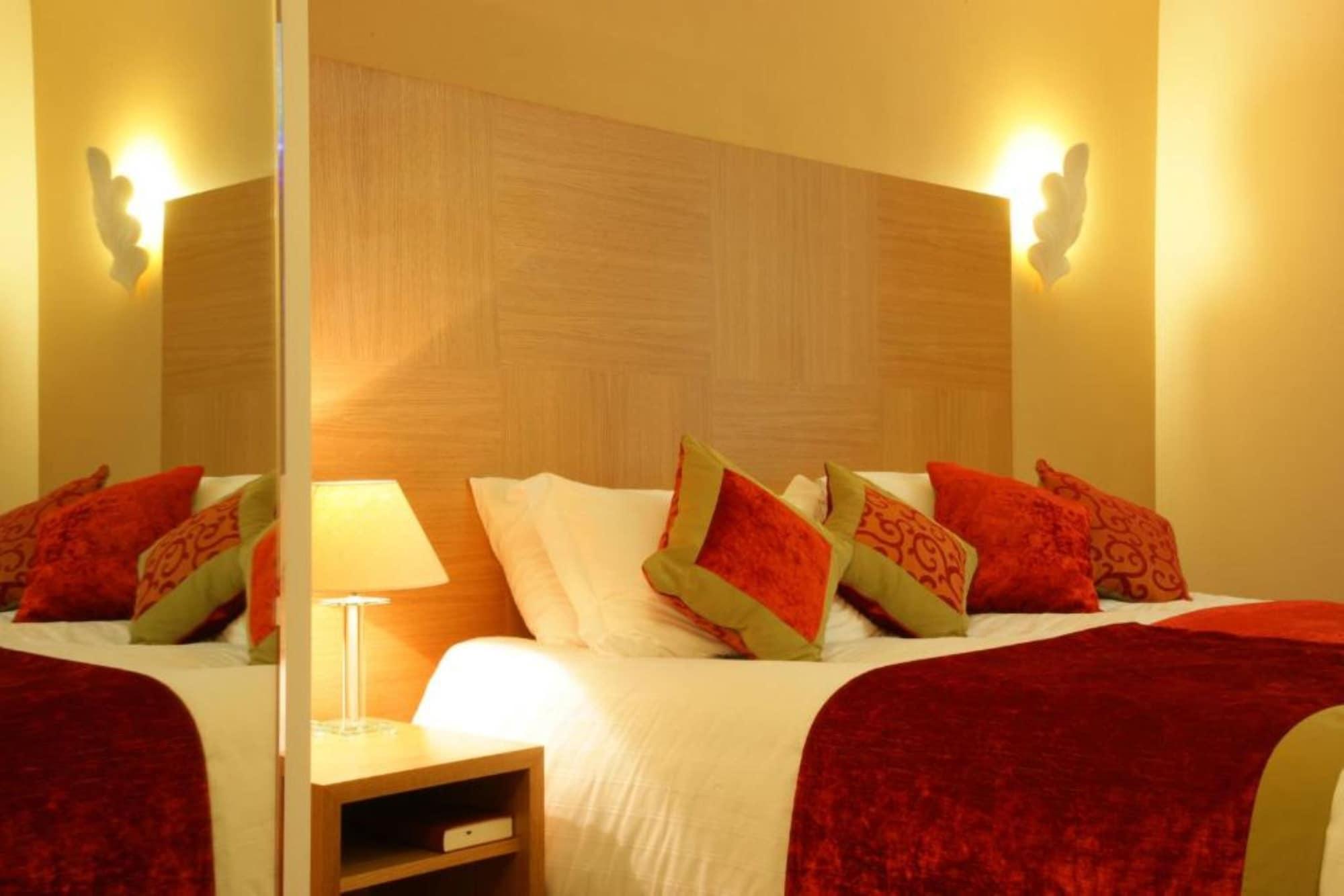 The Pinewood Hotel Слау Экстерьер фото