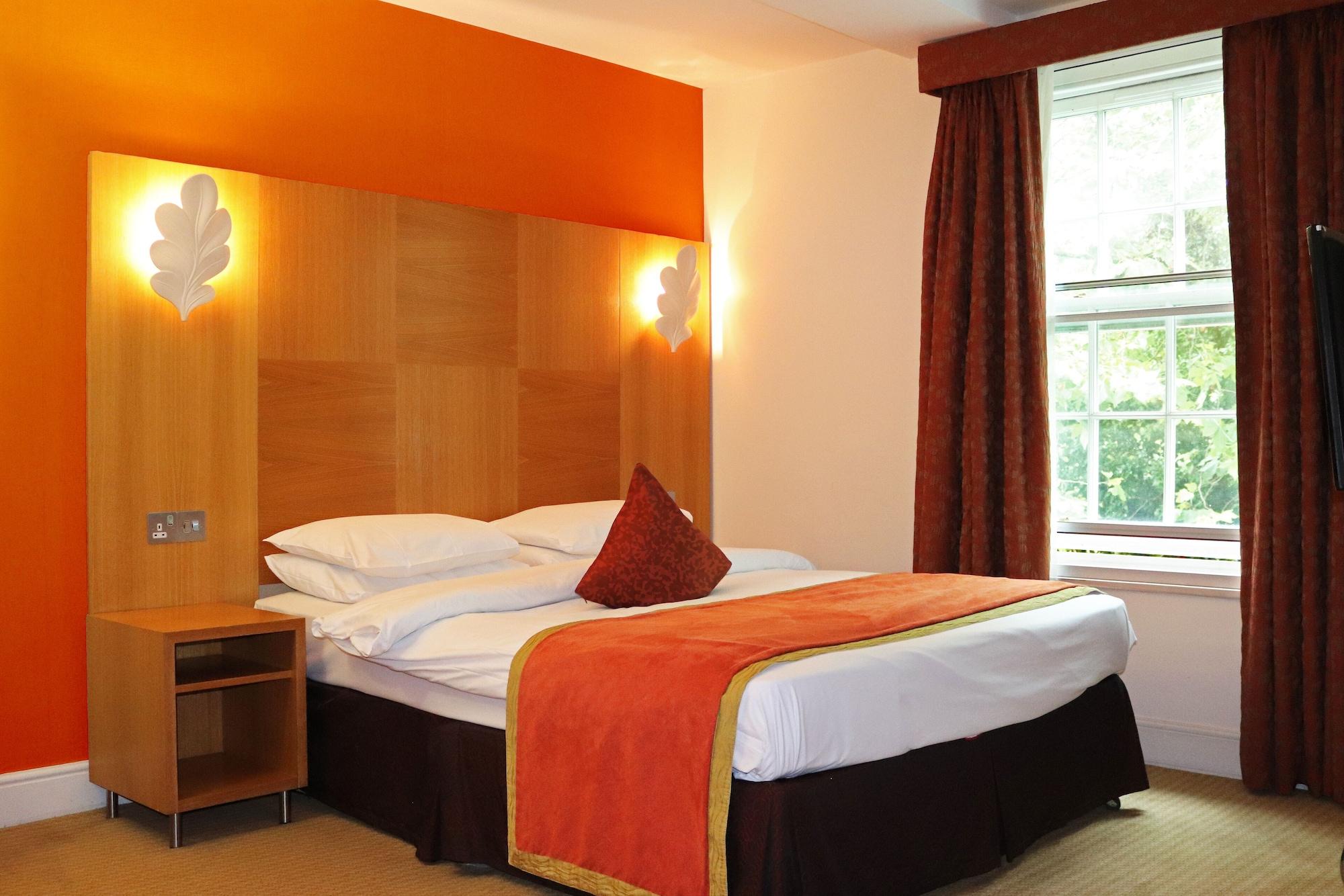The Pinewood Hotel Слау Экстерьер фото