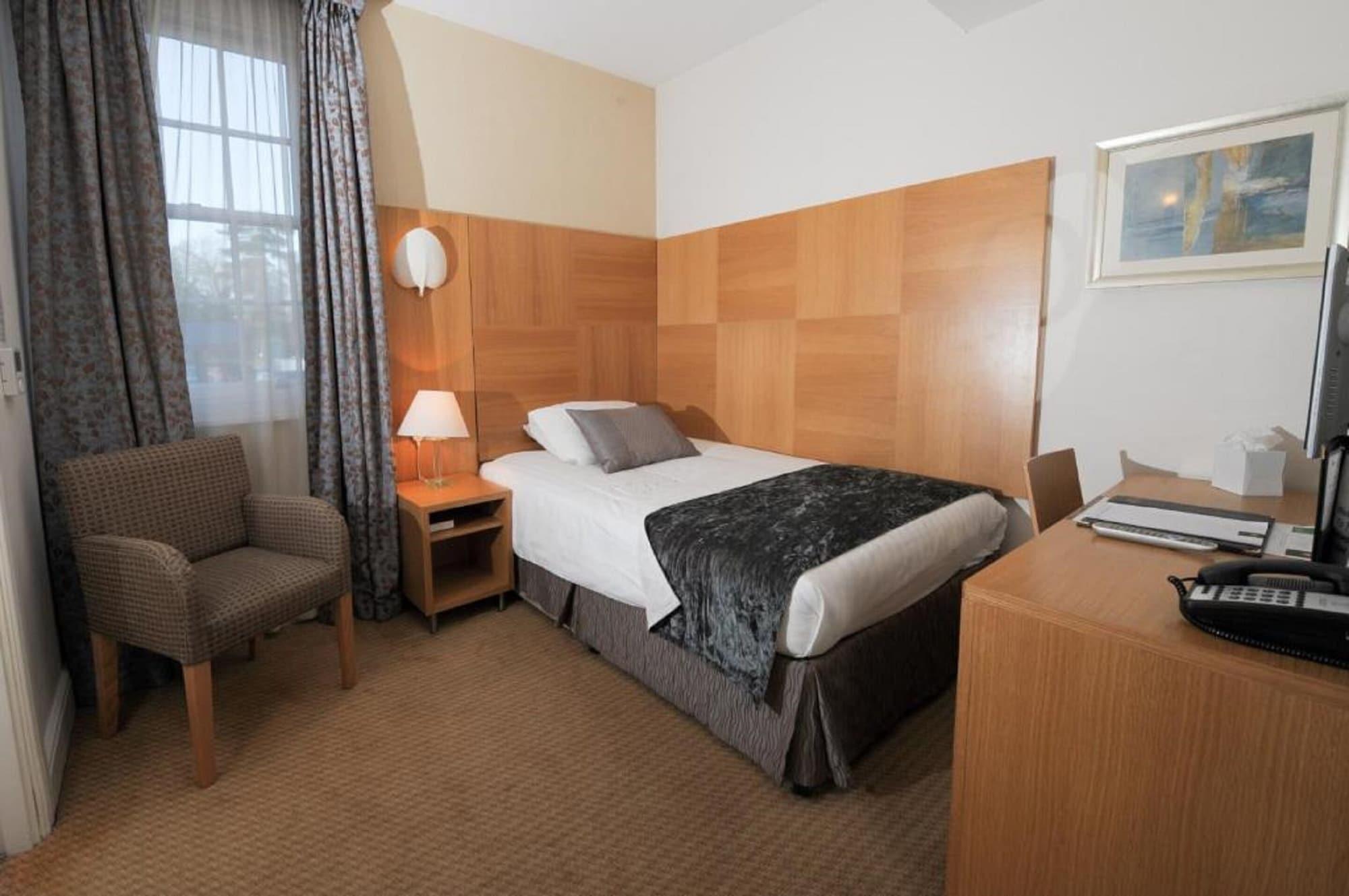 The Pinewood Hotel Слау Экстерьер фото