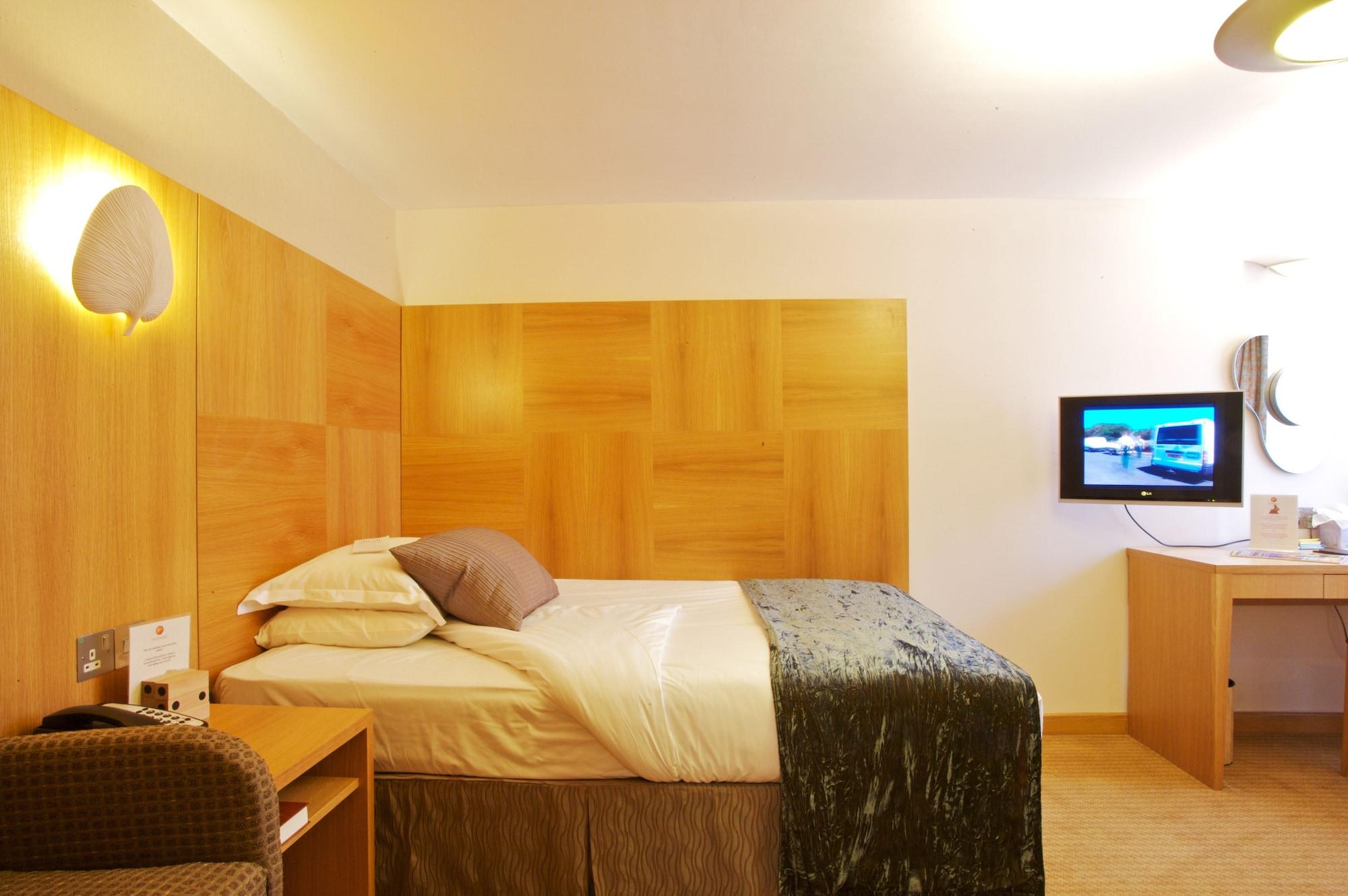 The Pinewood Hotel Слау Экстерьер фото